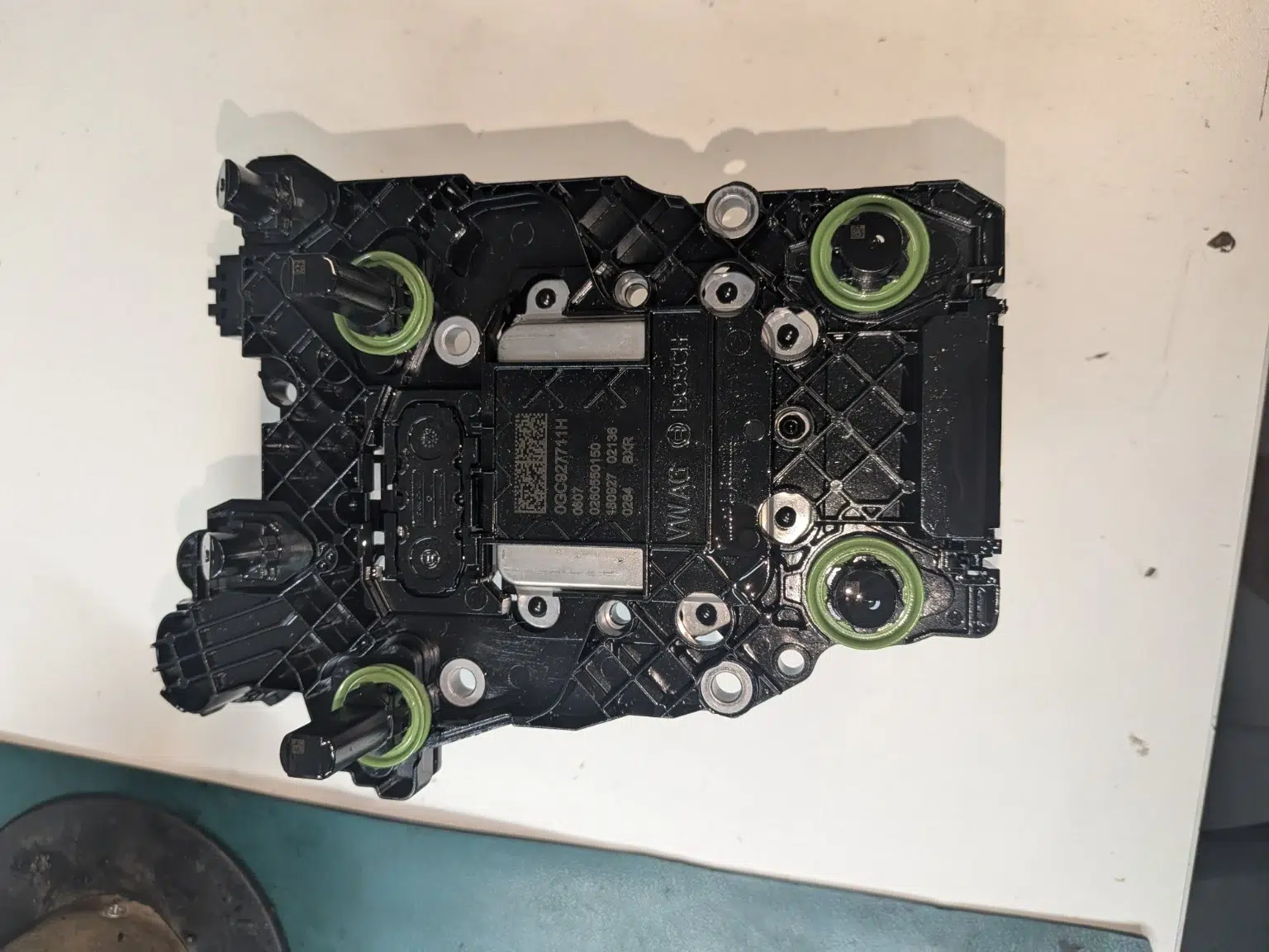 Sterownik 0GC927711H z etykietą Bosch 0260550150 i zielonymi uszczelkami