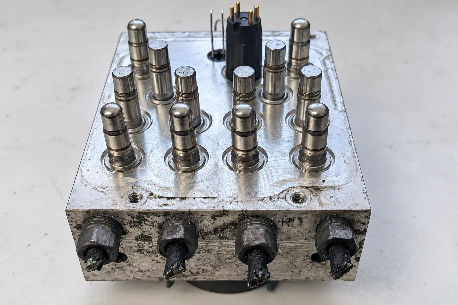 Zawory hydrauliczne pompy ABS sterujące obwodami kół